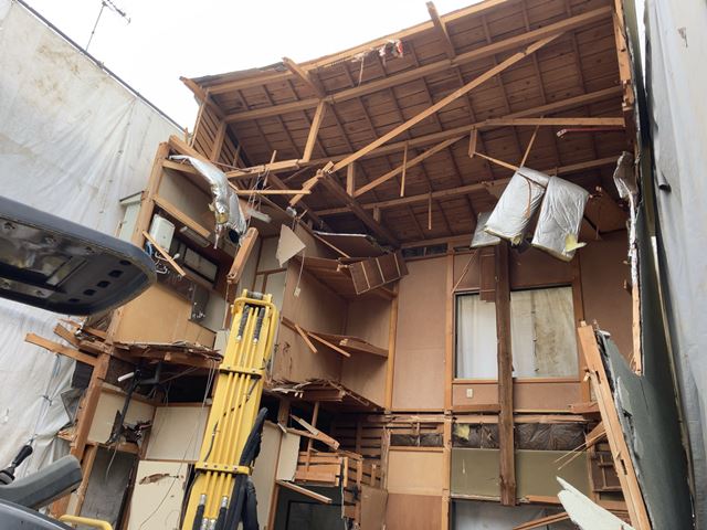 東京都板橋区栄町の木造2階建て家屋解体工事中の様子です。